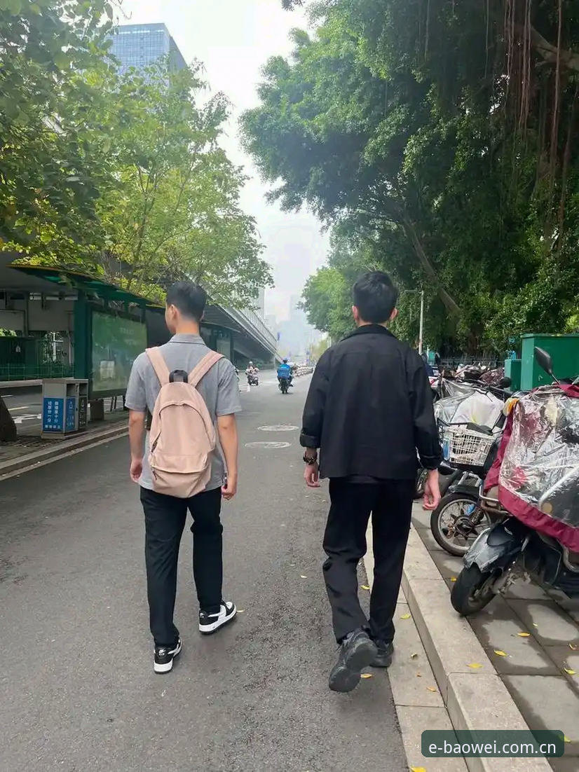 凌晨两点，我蹲在出租屋的阳台上，手机屏幕的亮光映着脸，烟灰缸里已经堆了小半截。那场巴萨对阵拜仁的欧冠淘汰赛，伤了整个上半场心里急得不行——不是我急着看集锦，是我急着要一个实时更新的数据，走位、射门、控球率，这些数字比解说员的嗓门靠谱多了。四下安静得能听到空调外机的嗡鸣，我点开宝威体育中国首页，屏幕上的比分刷新几乎不带一丝卡顿，那种感觉，就像你在黑暗中摸到了一根结结实实的栏杆。